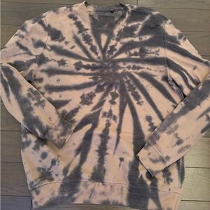 Womenโs sweatshirt